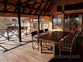 Covered outdoor dining area at the six-bed Ntshondwe Lodge