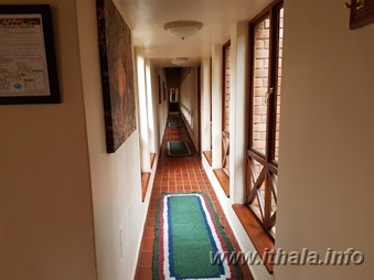 Interior passage connecting the bedrooms at Ntshondwe Lodge