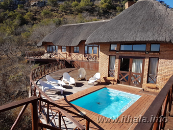 Ntshondwe Lodge swimming pool and outdoor entertainment area