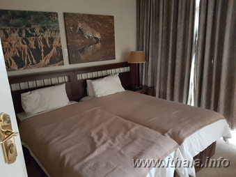 Twin bedroom with two single beds at Ntshondwe Lodge